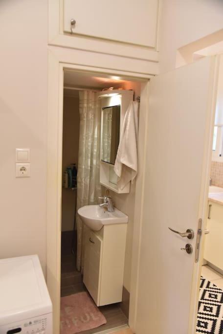 Tiny Treasure Apartment เอเธนส์ ภายนอก รูปภาพ